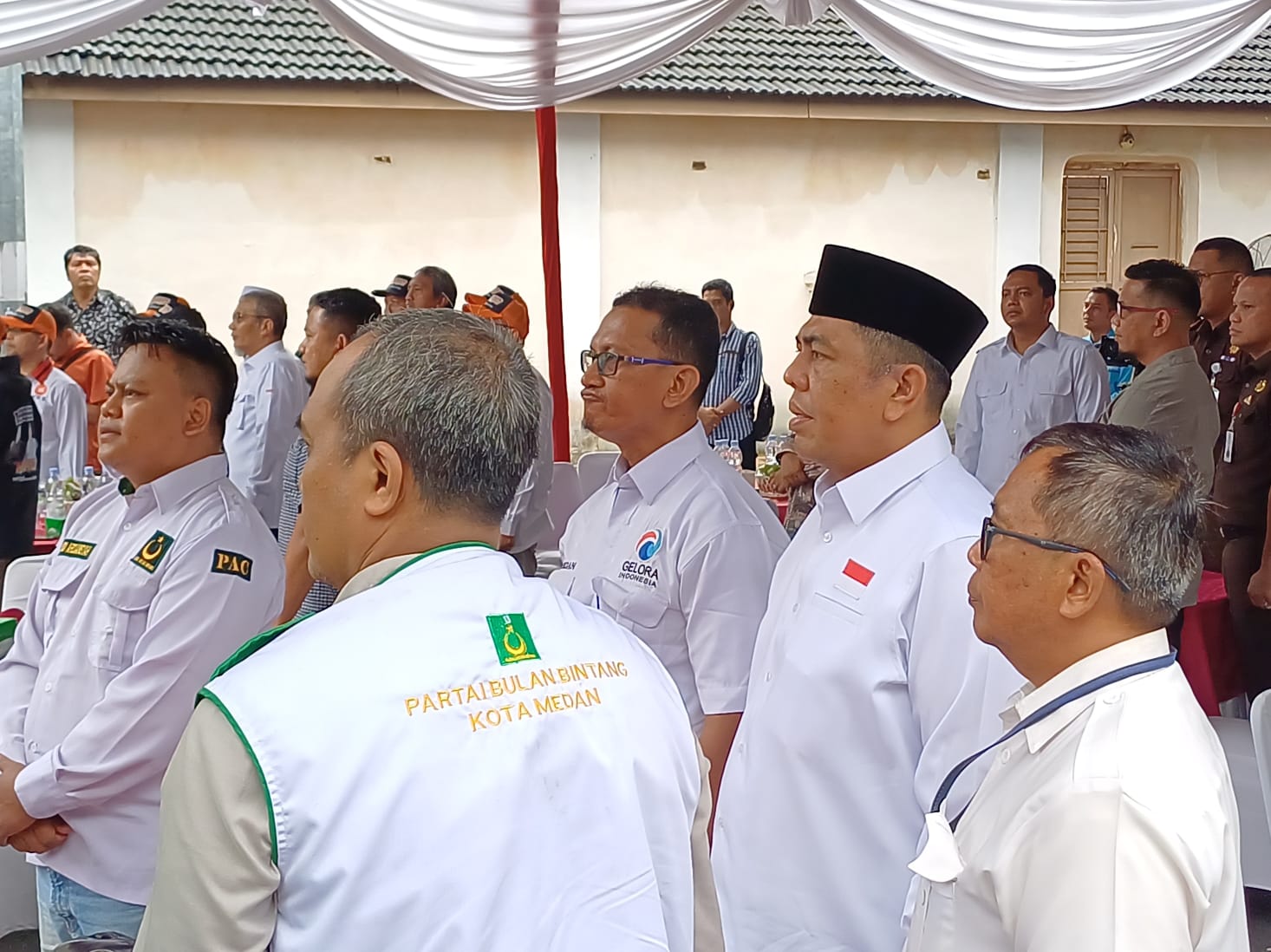 Calon Wakil Wali Kota Medan, Abdul Rani bersama tim pemenangan Medan BERANI saat membacakan deklarasi kampanye damai di kantor KPU Kota Medan.(Markus Pasaribu)
