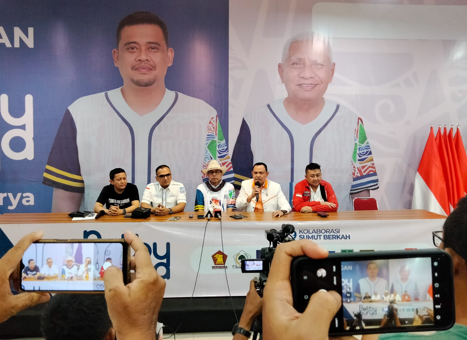 Tim Pemenangan Bobby-Surya menjawab pertanyaan awak Media di Rumah Pemenangan Bobby-Surya, Selasa (24/9/2024). (Ist)