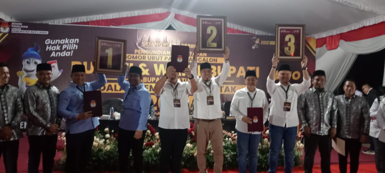 PENGUNDIAN: Tiga Paslon Darwis-Oky Iqbal Frima dapat Nomor Urut 1, Paslon Baharuddin-Syafrizal No. Urut 2 dan Paslon Zahir-Aslan Rayuda Nomor Urut 3, saat Pleno KPU pengundian dan pencabutan Nomor.