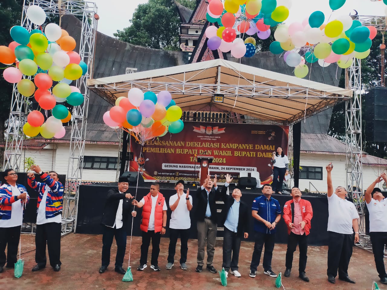 PILKADA DAMAI: Lima Paslon Bupati/Wakil Bupati Dairi, menerbangkan balon dalam acara deklarasi Pilkada Damai di gelar KPU Dairi di gedung nasional Djauli Manik, Sidikalang, Selasa (24/9/2024).