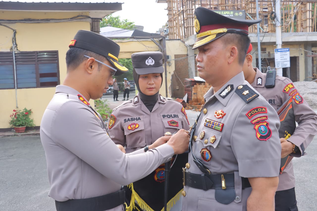 SERTIJAB: Kapolres Tebingtinggi AKBP Andreas Luhut Jaya Tampubolon memimpin sertijab Waka Polres Tebingtinggi dan Kapolsek Tebingtinggi. SOPIAN/SUMUT POS