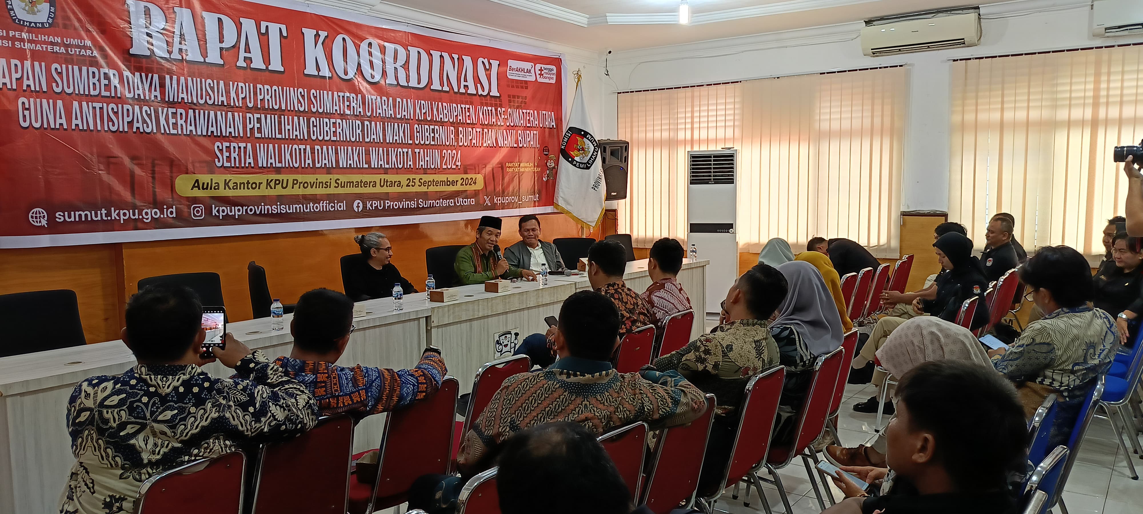 RAKOR: KPU Sumut menggelar rapat koordinasi dengan pemateri dari Komite Independen Pemantau Pemilu (KIPP).di Aula KPU Sumut, Rabu (25/9/2024). FOTO: ISTIMEWA/SUMUT POS