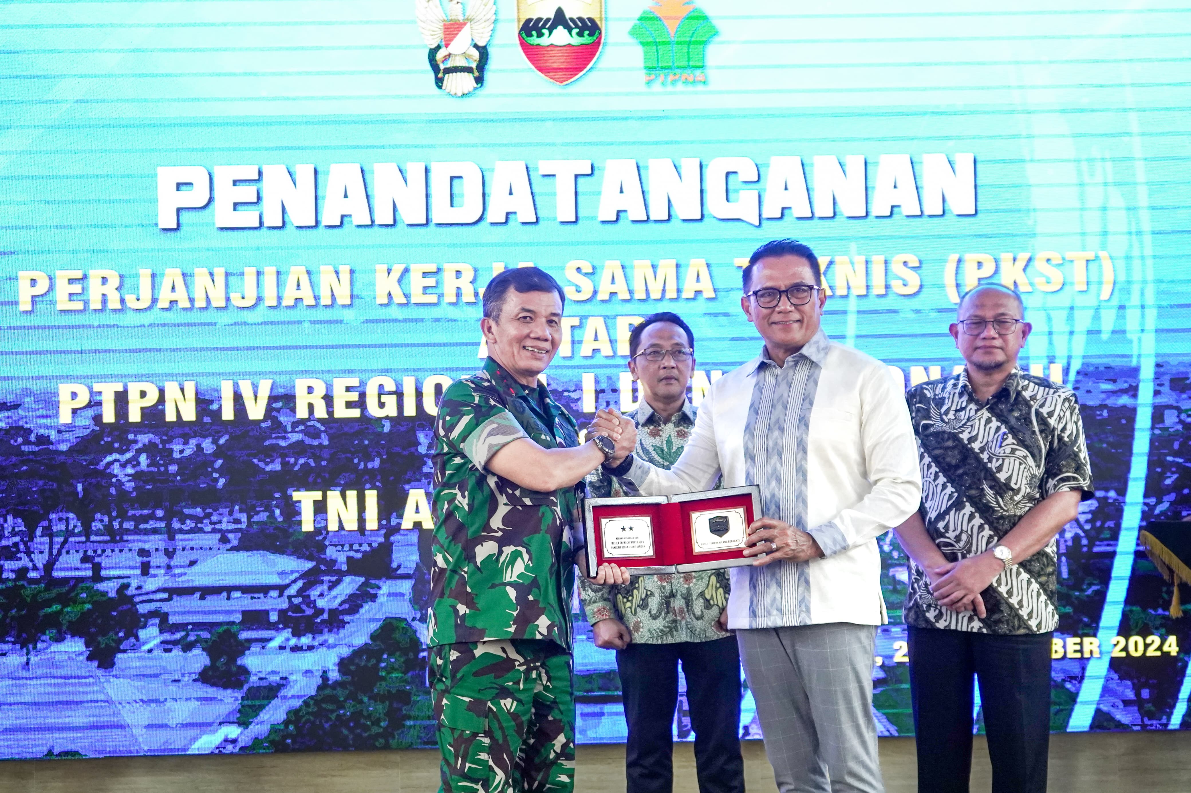 KERJA SAMA: Penandatanganan kerja sama teknis antara PT Perkebunan Nusantara IV Regional 1 dan 2 bersama TNI AD Kodam Bukit Barisan.