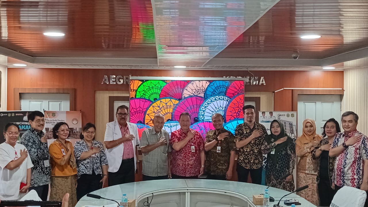FOTO BERSAMA: Dirut RSUD Dr Pirngadi Medan Suhartono dan lainnya foto bersama usai peresmian Poliklinik Forensik Klinis dan Medicolegal.