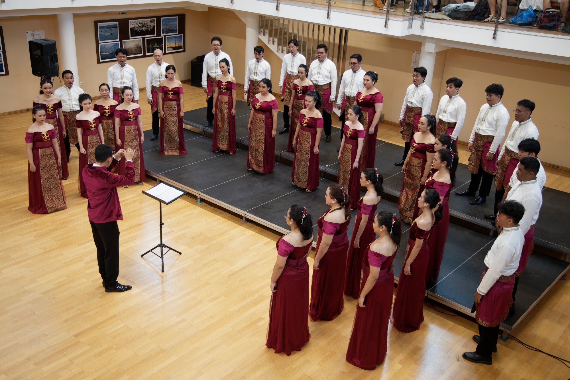 JUARA: Paduan Suara Mahasiswa Universitas Katolik Parahyangan (PSM UNPAR) meraih juara di ajang The 42nd International Choir Competition "Prof. Georgi Dimitrov" di Varna, Bulgaria. FOTO: ISTIMEWA.