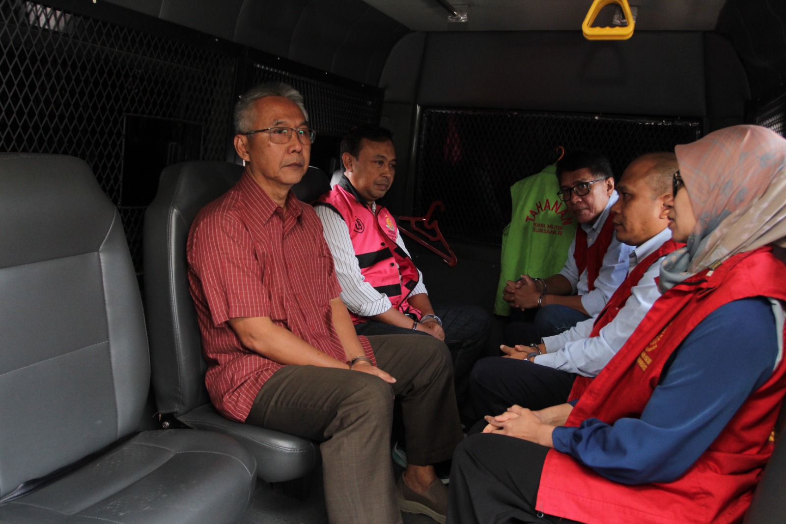 DITAHAN: Kelima tersangka dugan korupsi di Angkasa Pura II Kualanamu, ditahan pihak kejaksaan. (Penkum Kejatisu/Sumut Pos).