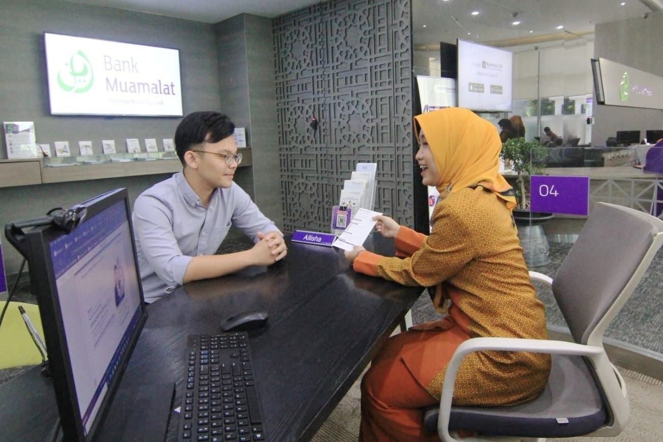 PRODUK: Karyawan Bank Muamalat saat menjelaskan kenapa nasabah tentang produk Bank Muamalat.