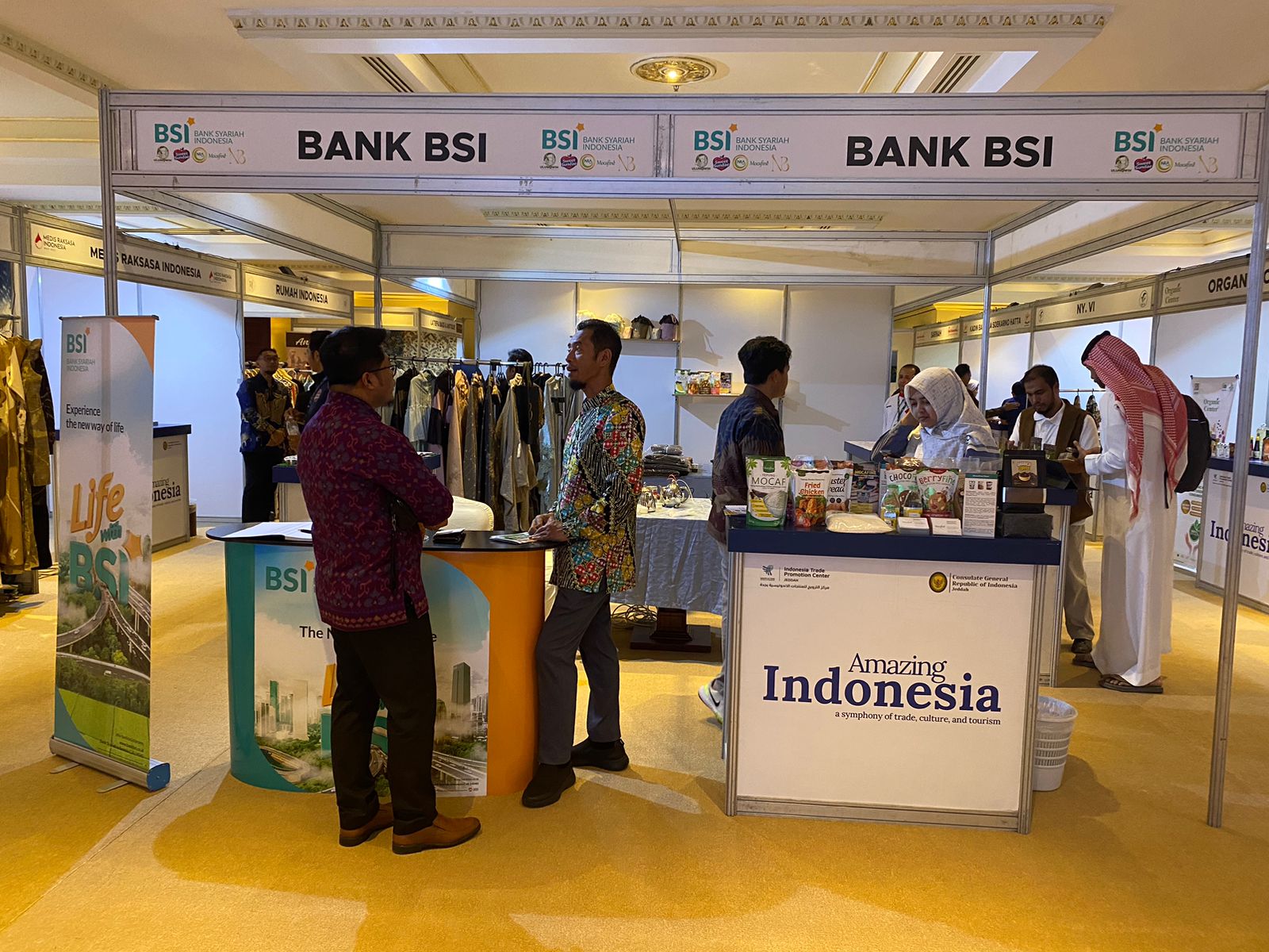 LAYANI: Sejumlah masyarakat mengunjungi stand UMKM Binaan Bank BSI. FOTO: ISTIMEWA/SUMUT POS