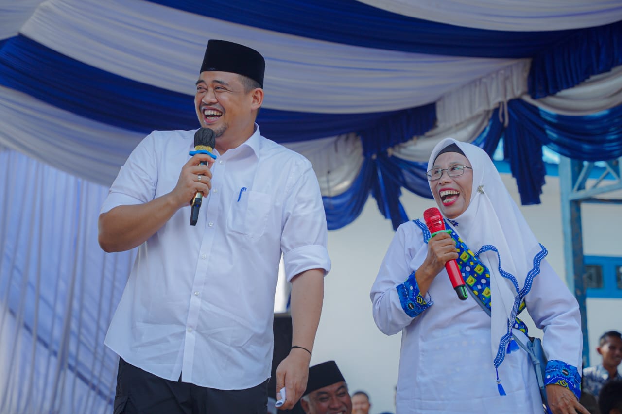 Calon Gubernur Sumatera Utara (Gubsu) nomor urut 1 Bobby Nasution bersama penerima hadiah Umroh, Rosdiana Nasution. (Ist)