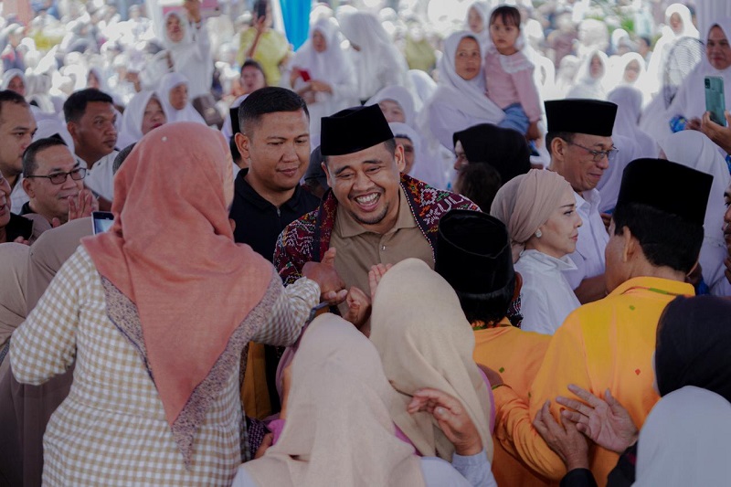 Masyarakat dan petani antusias menyambut kedatangan Calon Gubernur Sumatera Utara Nomor urut 1 Bobby Nasution saat berkampanye di Alun-alun Sipirok Kabupaten Tapanuli Selatan (Tapsel) Sabtu