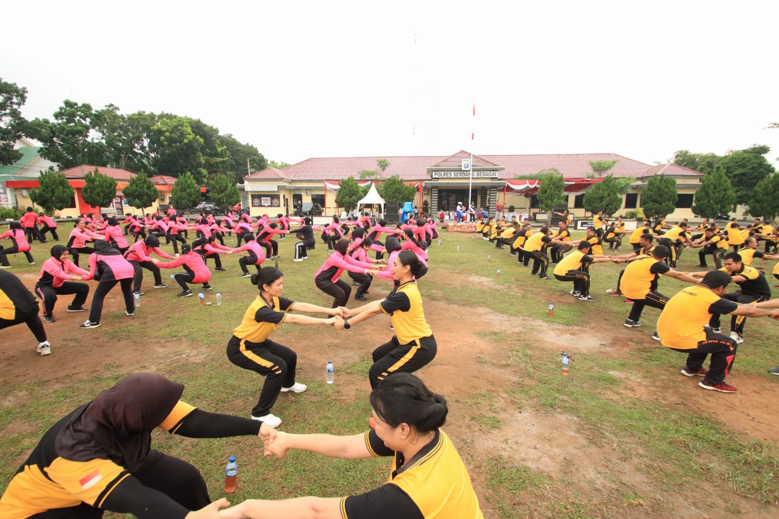 SENAM:  Kegiatan Senam Mega Power Transformation Challange di Lapangan  Mapolres Serdang Bedagai. (Humas Polres Sergai)