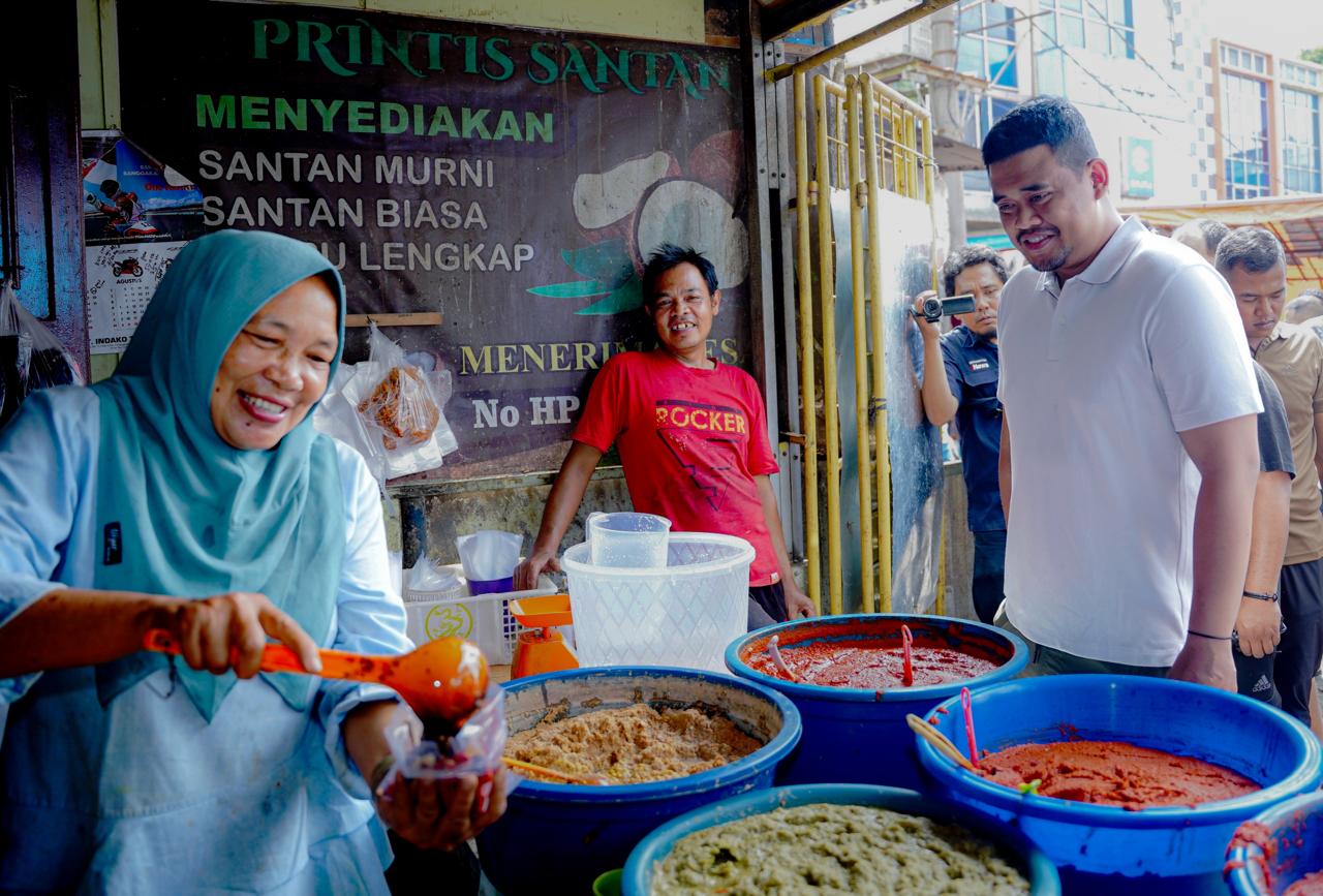 Calon Gubernur Sumatera Utara, Bobby Nasution,  saat berkunjung ke Pasar Cok Kodok, Kota Padangsidempuan, Minggu (29/9/2024). (Ist)