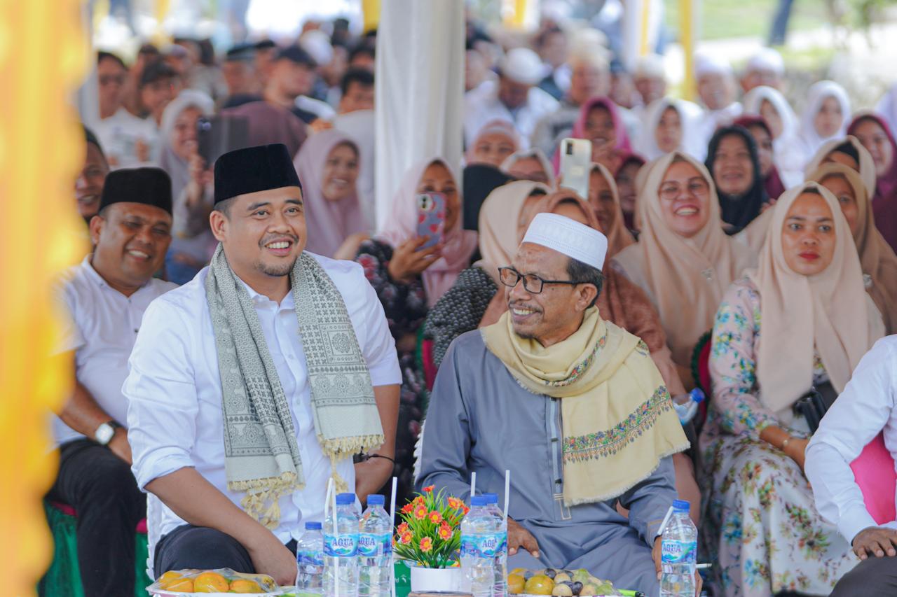 Calon Gubernur Sumatera Utara, Bobby Nasution, bersilaturahmi bersama Pimpinan Pondok Pesantren Darul Ulum H Hasyim Daud Siregar di Kabupaten Paluta Minggu (29/9/2024).  (Ist)