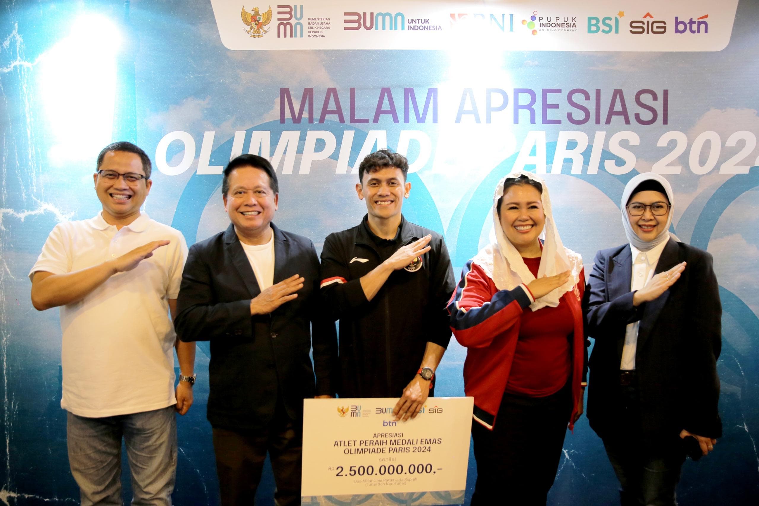SERAHKAN: Direktur Utama BSI Hery Gunardi (kiri kedua) saat menyerahkan secara simbolis apresiasi kepada atlet panjat tebing Indonesia Veddriq Leonardo (tengah) bersama Ketua Umum FPTI Yenny Wahid.