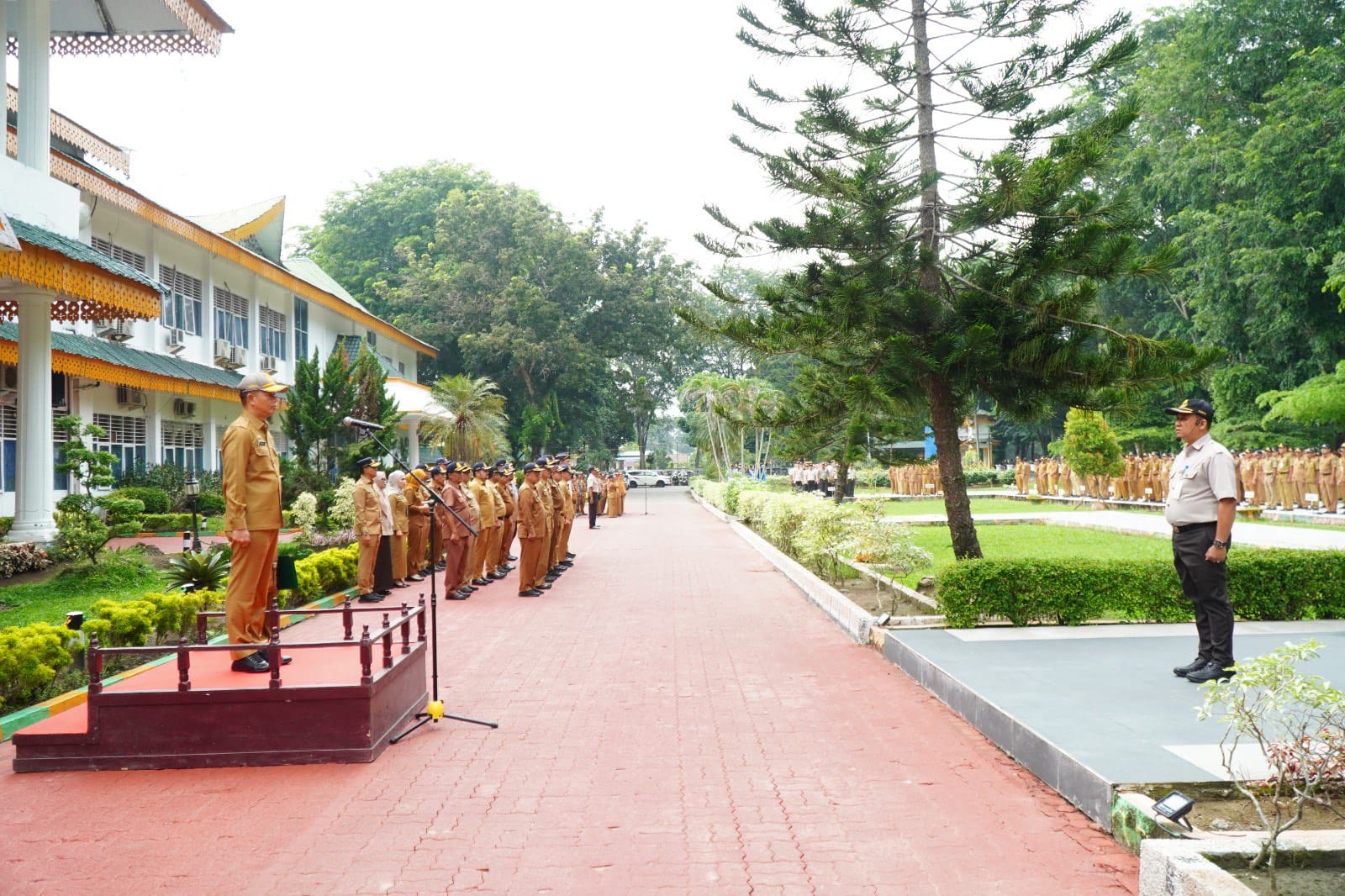PIMPIN: Sekda Langkat, Amril saat memimpin apel pagi.(Diskominfo Langkat/Sumut Pos)