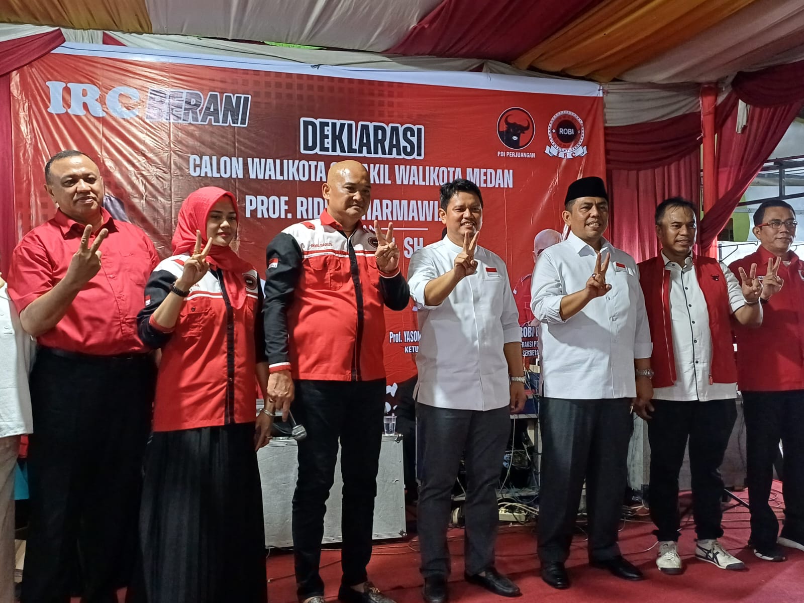 DEKLARASI: Ketua IRC, Robi Barus SE M.AP, pada kegiatan Deklarasi IRC BERANI memenangkan Pasangan Calon Wali Kota dan Wakil Wali Kota Medan, Ridha-Rani di Sekretariat IRC, Jalan Laboratorium,