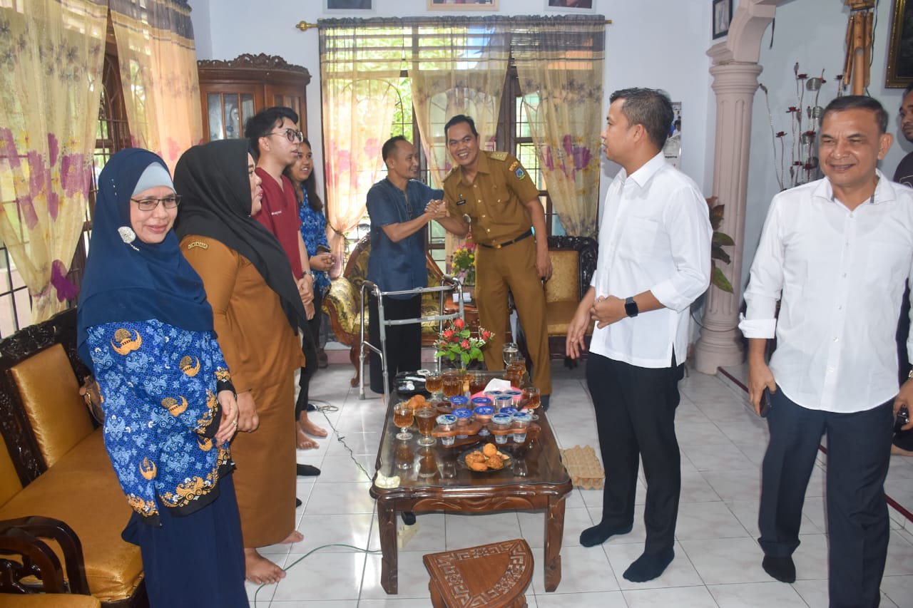 KUNJUNGI: Pj Wali Kota Tebingtinggi Moettaqien Hasrimi didampingi Kadis Pendidikan dan Kebudayaan Idham Khalid mengunjungi kediaman wartawan senior kondisi sakit di rumahnya. FOTO: SOPIAN/SUMUT POS