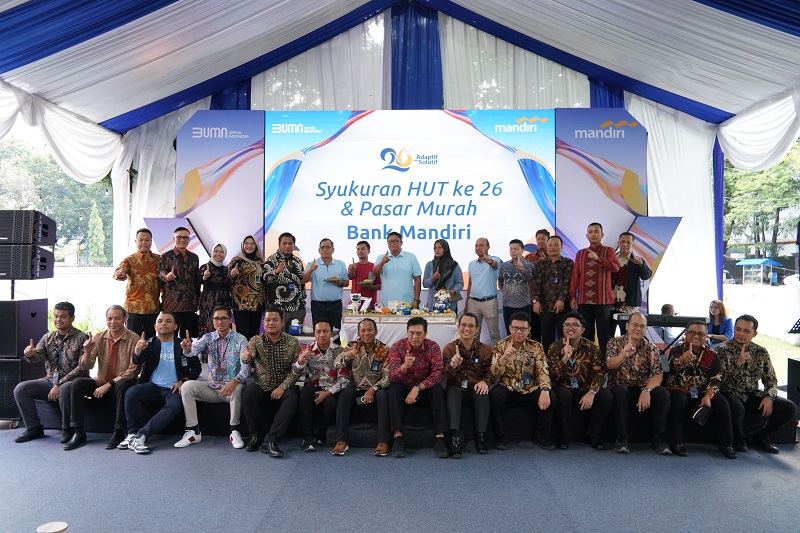 SEMANGAT : RCEO Bank Mandiri Region I / Sumatera 1, Muhammad Ashidiq Iswara semangat bersama jajaran pimpinan saat syukuran HUT ke 26 dan pasar murah Bank Mandiri.