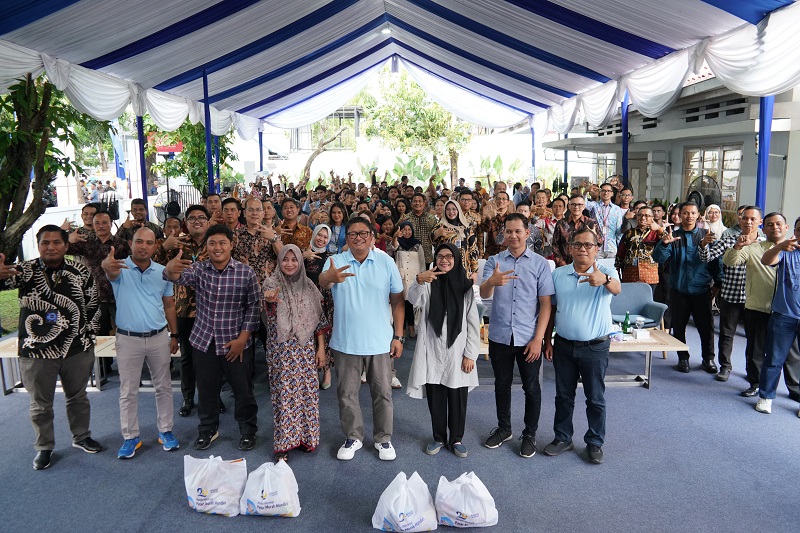 DIABADIKAN : RCEO Bank Mandiri Region I / Sumatera 1, Muhammad Ashidiq Iswara diabadikan bersama masyarakat saat syukuran HUT ke 26 dan pasar murah Bank Mandiri.