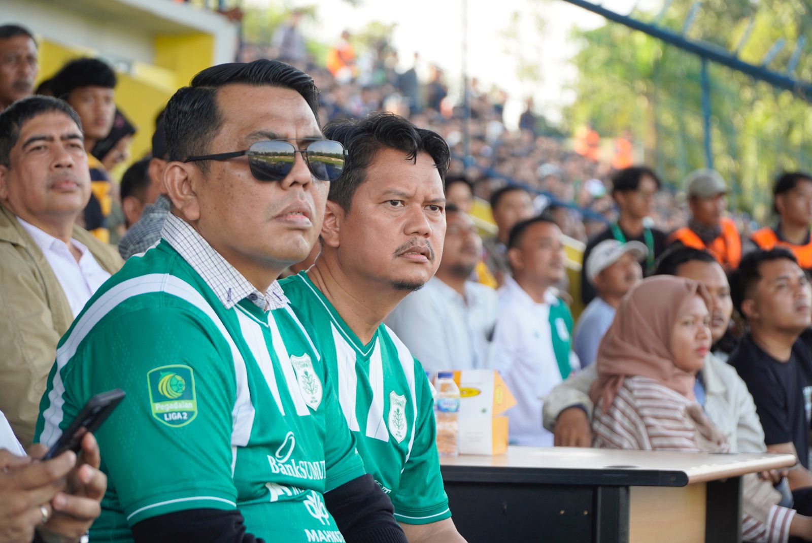 Prof Ridha Dharmajaya dan Abdul Rani ketika menonton pertandingan PSMS melawan Bekasi City di Stadion Baharuddin Siregar, Rabu (2/10/2024).