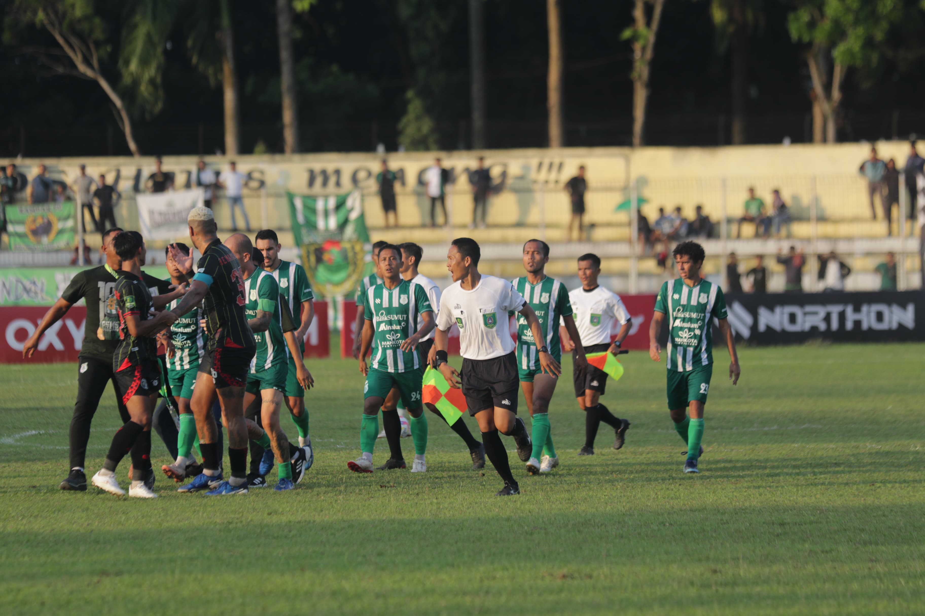 PROTES: Para pemain PSMS memprotes wasit saat pertandingan melawan Bekasi City di Stadion Baharuddin Siregar, Rabu (2/10/2024).