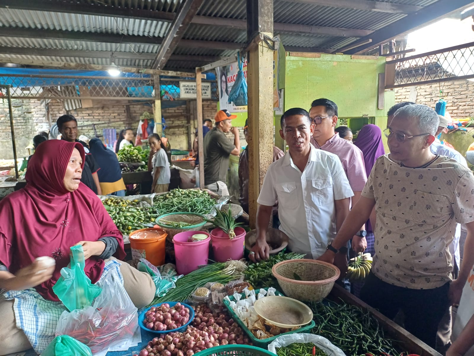 KUNJUNGI: Calon Wakil Wali Kota Medan nomor urut 3, Ahmad Yasir Ridho Lubis, mengunjungi Pasar Sentosa Baru, Jalan Sentosa Baru, Kelurahan Sei Kera Hilir I, Kecamatan Medan Perjuangan, Selasa (2/9).