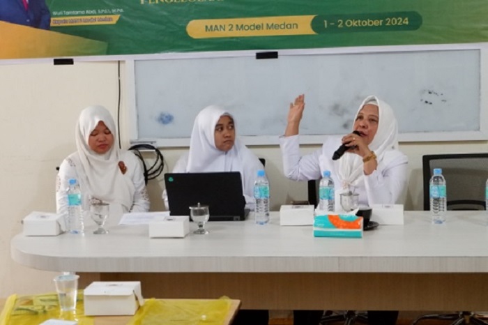 BIMTEK: Katim PTSP Kemenag Sumut, Azizah Hanim menyampaikan materi di acara Bimtek PTSP di MAN 2 Model. (Humas Kemenagsu/Sumut Pos