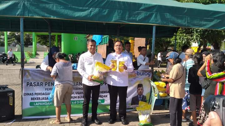 TINJAU: Pj Wali Kota Tebingtinggi Moettaqien Hasrimi didampingi Kadis Perdagangan, UMKM dan Koperasi Zahidin meninjau pelaksanaan PPH di Lapangan Merdeka Kota Tebingtinggi.SOPIAN/SUMUT POS