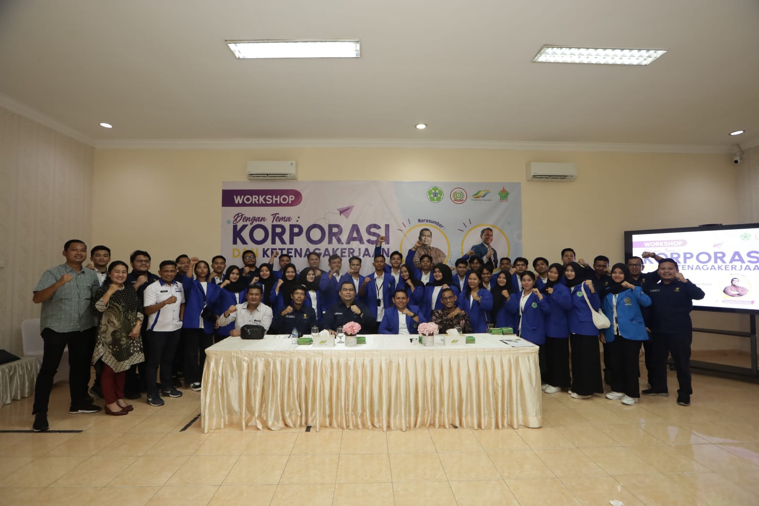 FOTO BERSAMA: Manajemen PTPN IV Regional 1 foto bersama pihak Universitas Samudra dari Langsa.