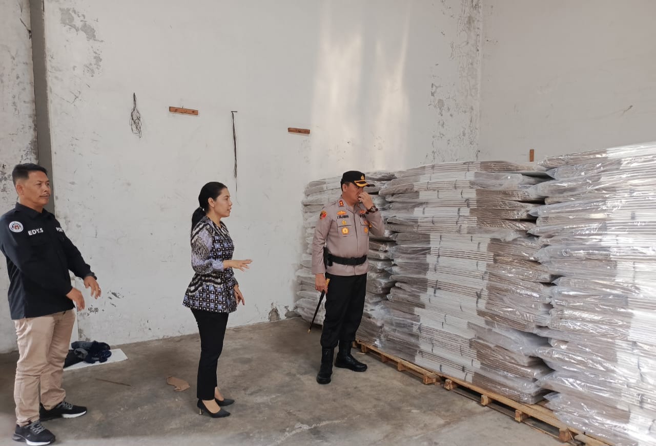 TINJAU: Ketua KPU Kota Medan, Mutia Atiqah meninjau sejumlah bahan logistik untuk Pemilihan Wali Kota dan Wakil Wali Kota Medan sudah tiba di gudang penyimpanan di Jalan Mabar, Kecamatan Medan Deli.