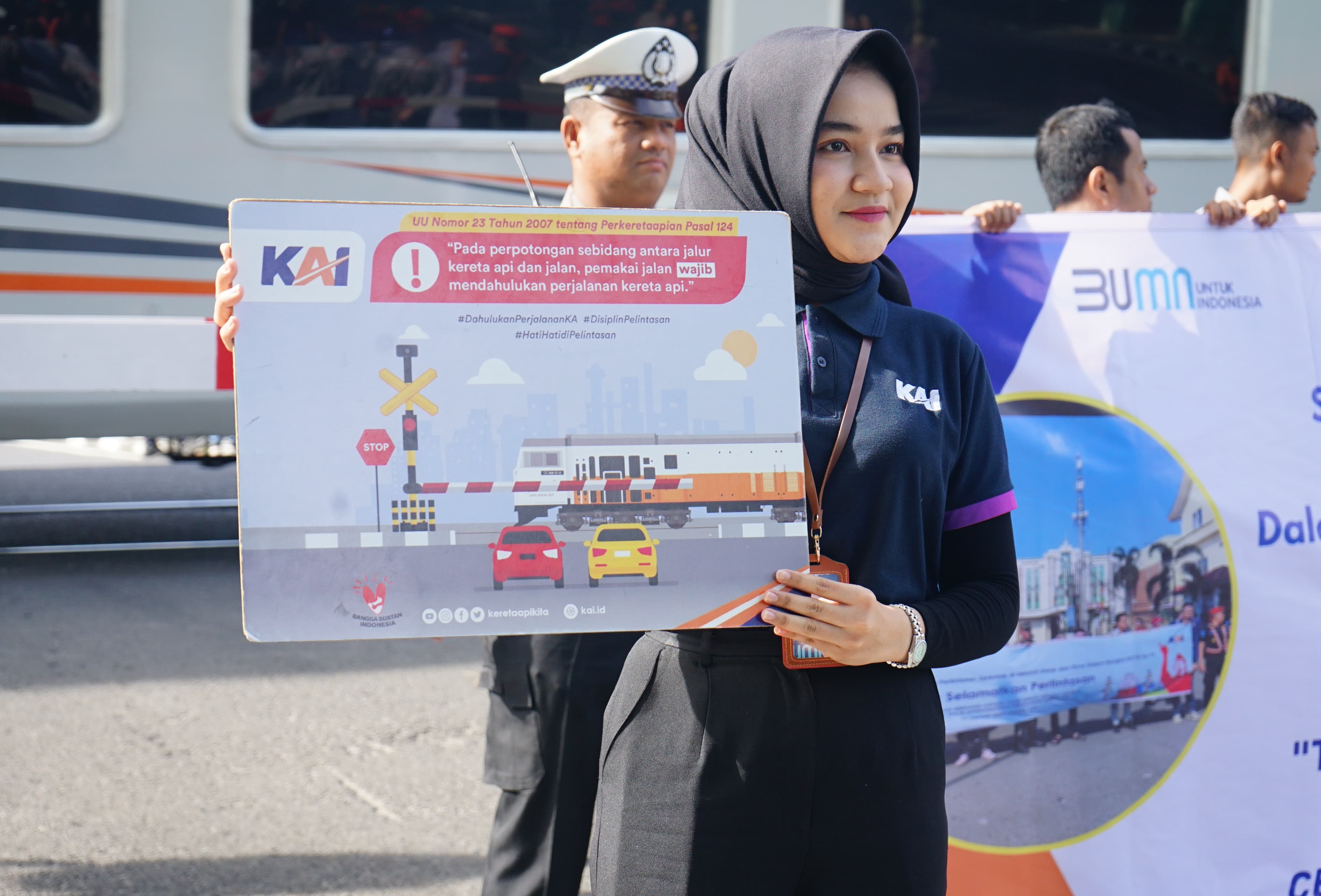 EDUKASI:  PT Kereta Api Indonesia (Persero) Divre I Sumatera Utara kembali melaksanakan berbagai kegiatan untuk memberikan edukasi, salah satunya dengan sosialisasi keselamatan di perlintasan sebidang