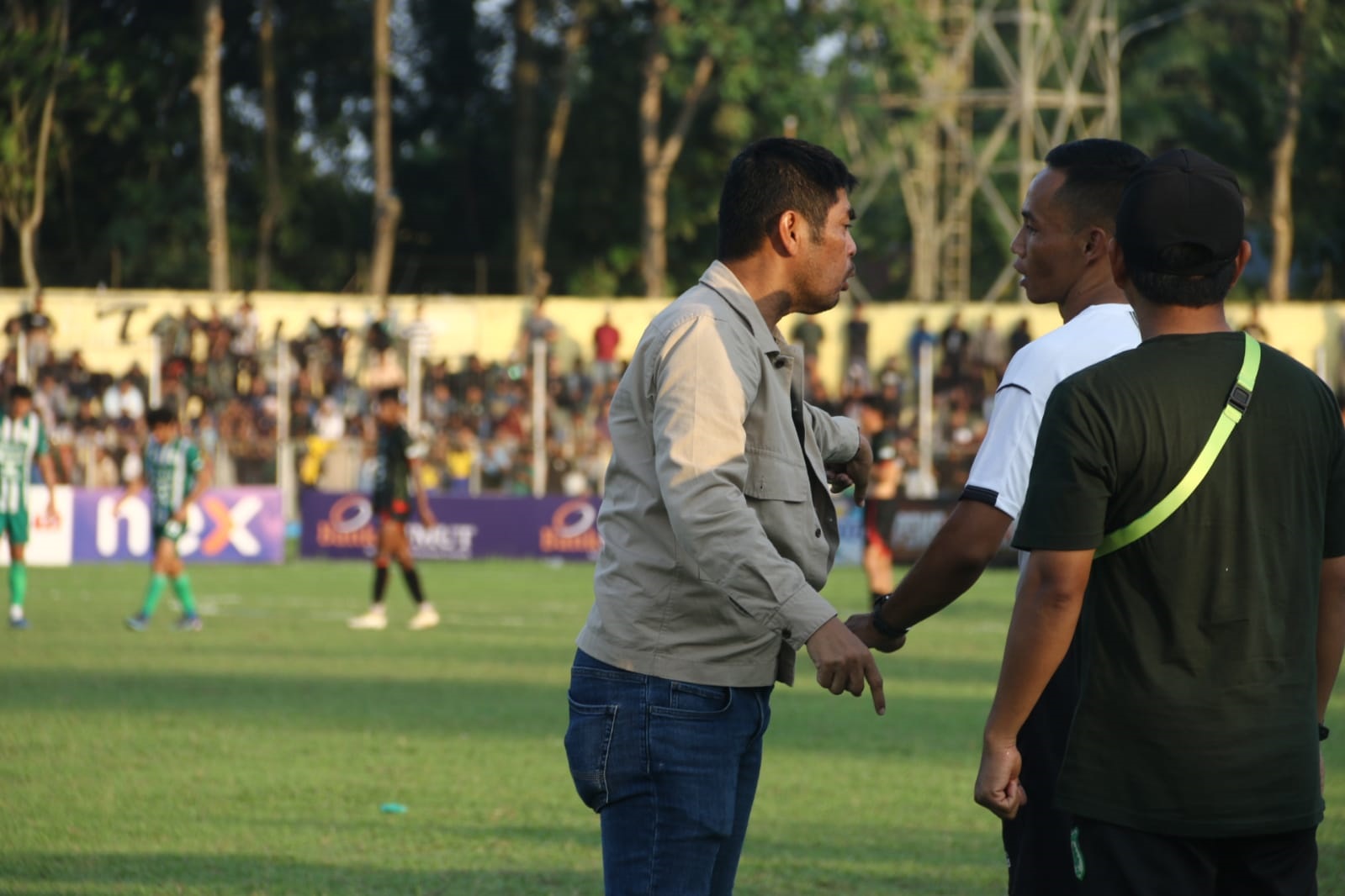 PROTES: Pelatih PSMS Medan Nil Maizar, saat melakukan protes kepada wasit pada pertandingan kontra FC Bekasi City di Baharuddin Siregar, Lubukpakam, Deliserdang, Rabu (2/10/2024).(Dokumen MO PSMS)