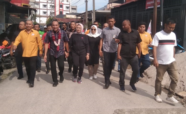 SILATURAHMI: Edy Rahmayadi saat silaturahmi dengan masyarakat Kabupaten Labuhan Batu Utara (Labura)  di Posko  Tim Pemenangan.  (INDRA/SUMUT POS)