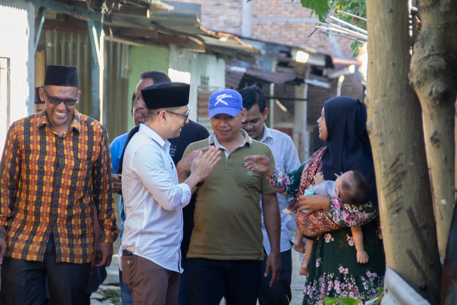 SILATURAHMI: Cabup Deliserdang Paslon &lsquo;SANDI&rsquo; tampak berinteraksi dan mendengarkan ide kreatif dari masyarakat saat bersilaturahmi sekaligus bertukar pikiran terkait kemajuan Deliserdang di masa depan