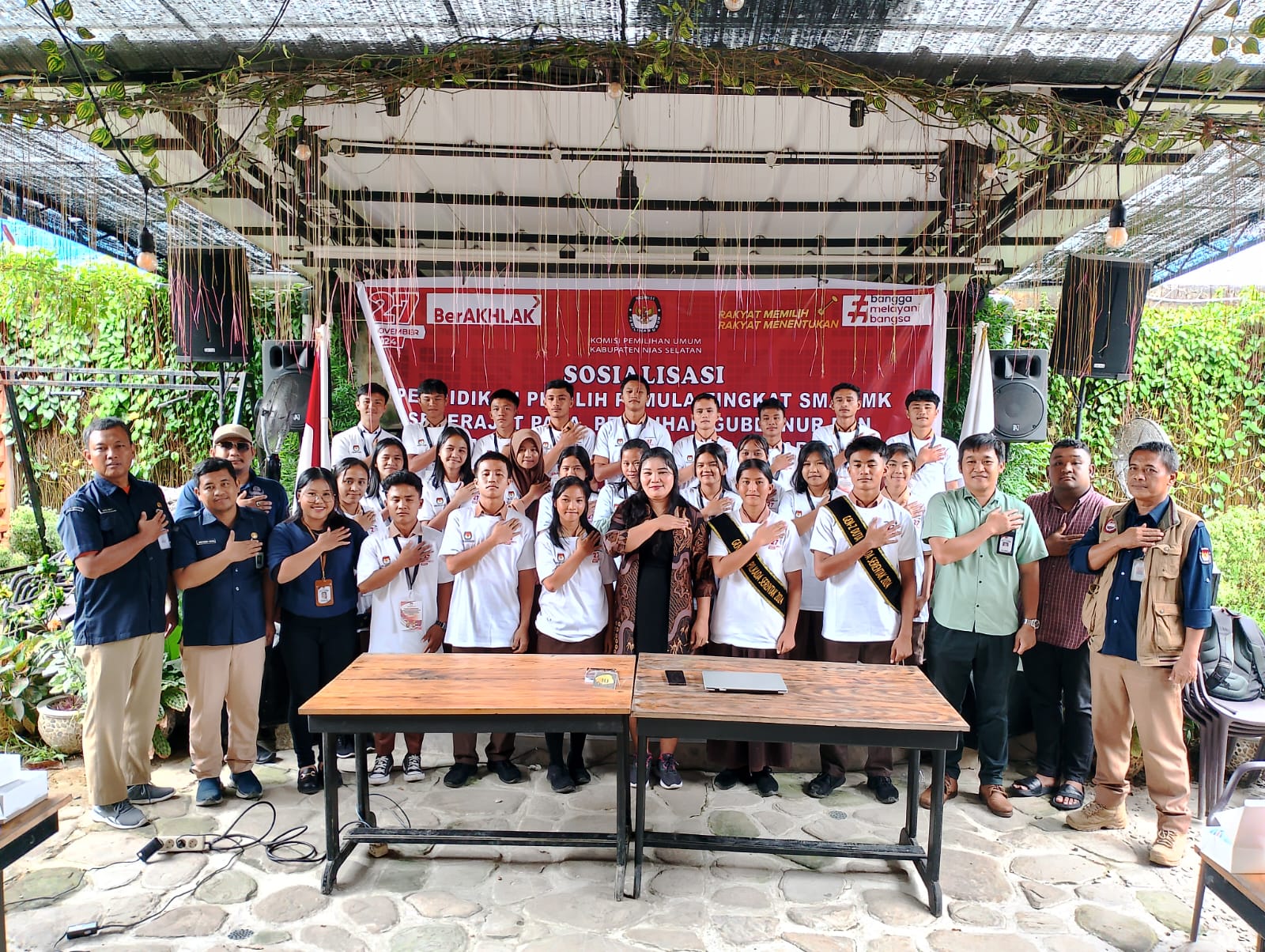 DIABADIKAN: Koordiv SDM KPU Nias Selatan, Isiani Gohae diabadikan  bersama peserta sosialisasi. EURISMAN/SUMUT POS