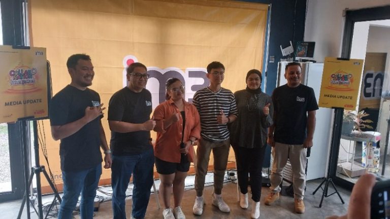 BERSAMA: Manajemen Indosat IM3 saat bersama peserta Collaboration Talent Hunt IM3 saat foto bersama di Medan.