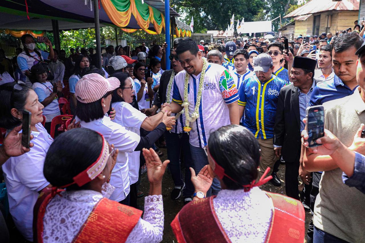 Masyarakat Tarutung antusias menyambut kedatangan Bobby Nasution. (Ist)