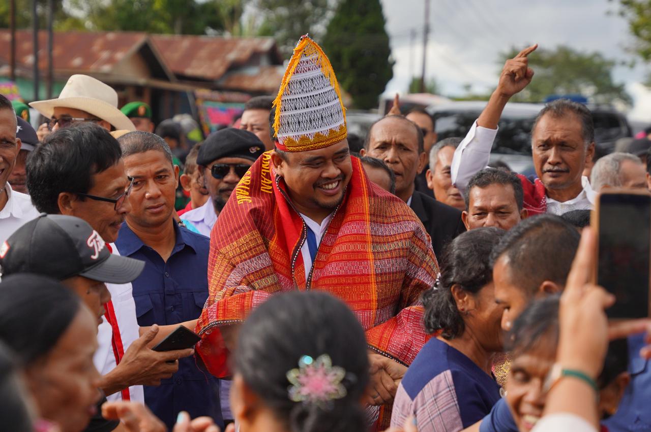 Bobby Nasution menyapa warga  saat kampanye di Tapanuli Utara (Taput)