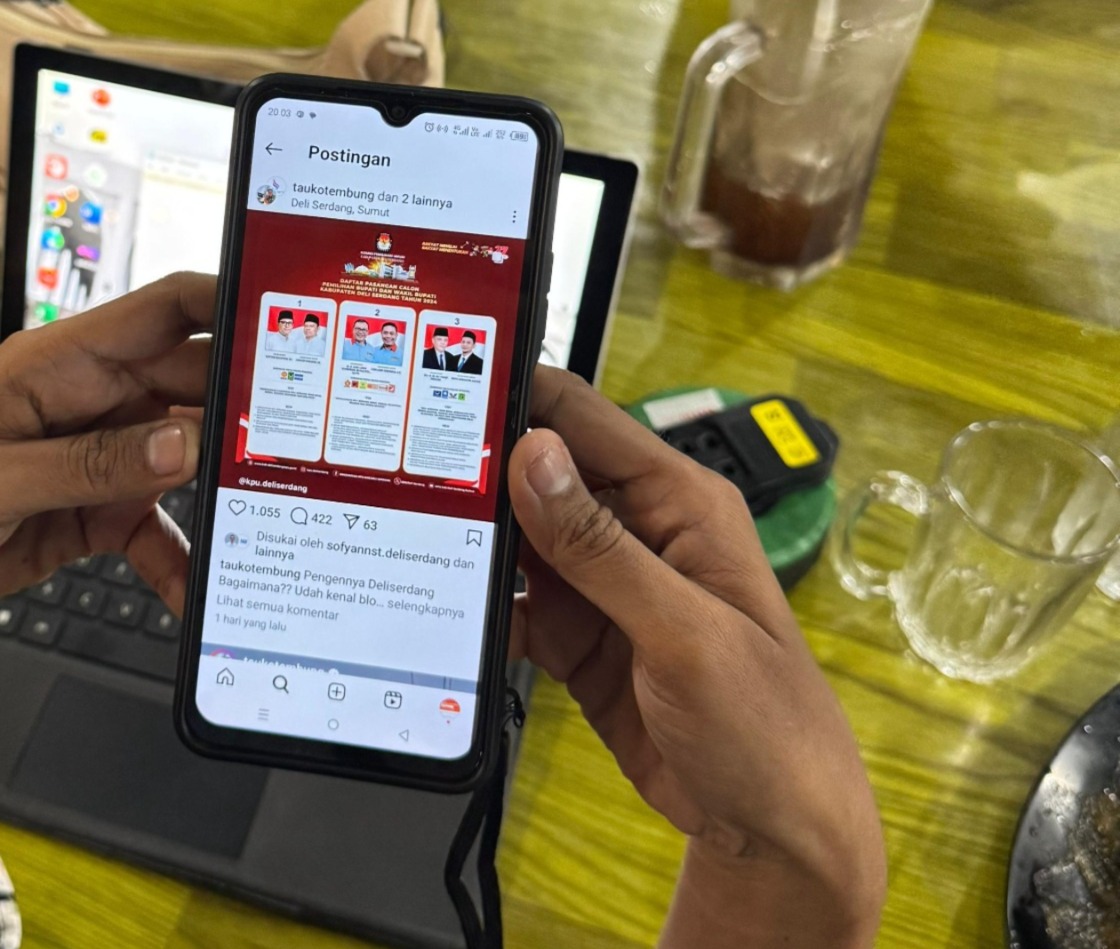 LIHAT: Seorang warga melihat unggahan yang berisi informasi tiga calon kepala daerah (Cakada) Deliserdang di salah satu akun selebgram, Minggu (6/10/2024).