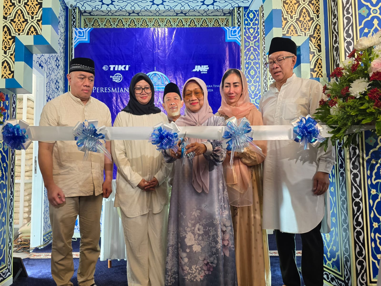 Hj. Nur&rsquo;aini Soeprapto Soeparno, pendiri TIKI &ndash; JNE, bersama  Sugito, S. Sos., M.H, selaku Pj Gubernur Bangka Belitung meresmikan pembukaan Masjid Nur&rsquo;aini yang terletak di Kurau Barat, Kecamatan Koba