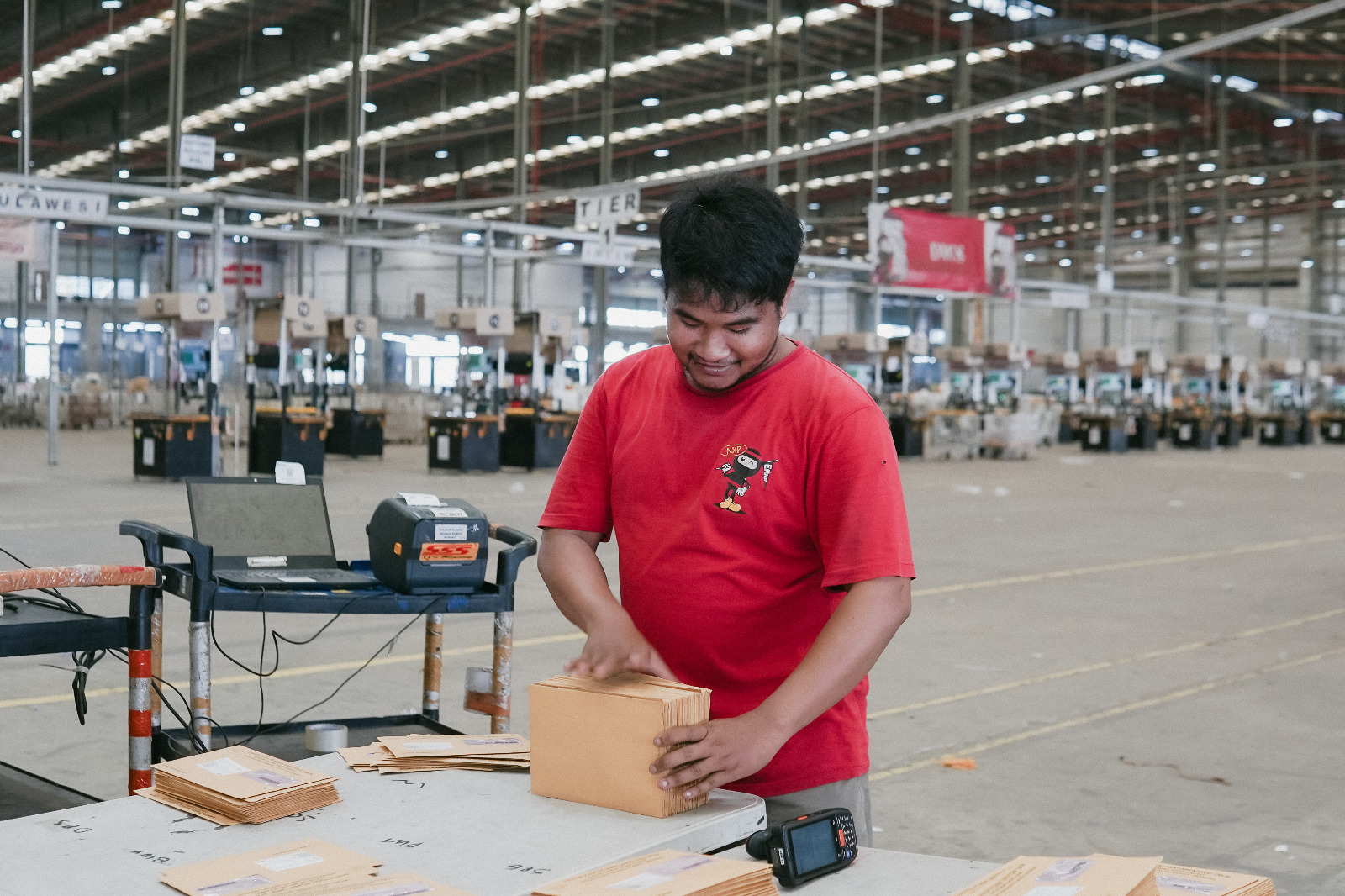 INVETARIS: Seorang karyawan Ninja Xpress melakukan Restock Inventaris yang efektif. FOTO: ISTIMEWA/SUMUT POS