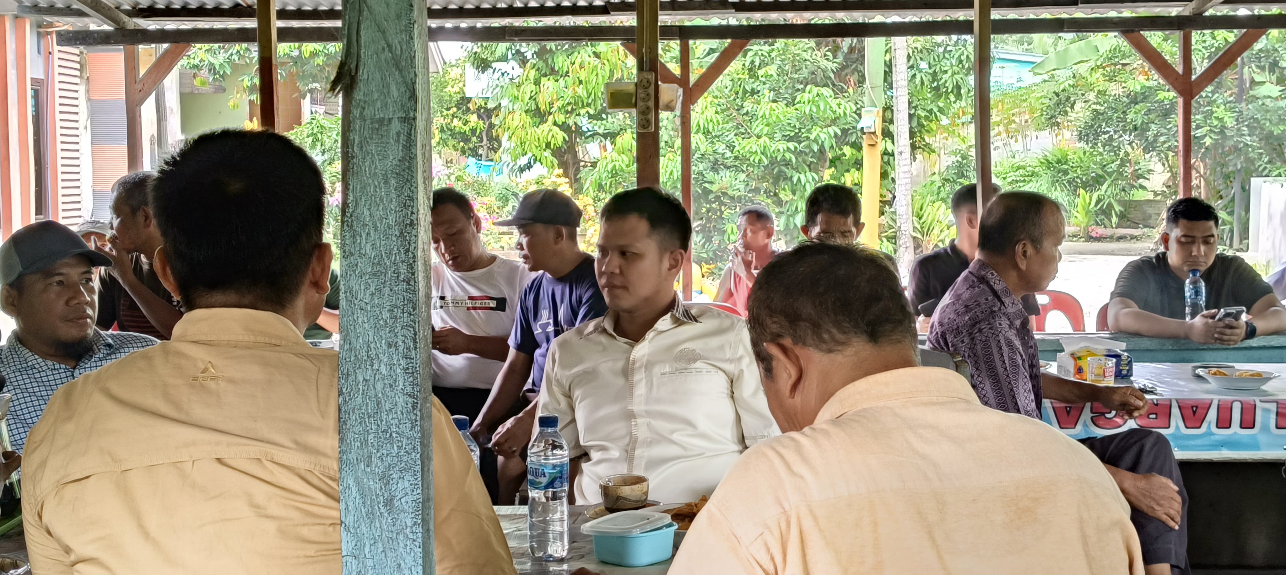 BERSAMA:  Cabup Sergai Nomor urut 1 ,Adlin Tambunan bersama masyarakat Desa Martebing di warung kopi. ( FADLY/SUMUT POS)