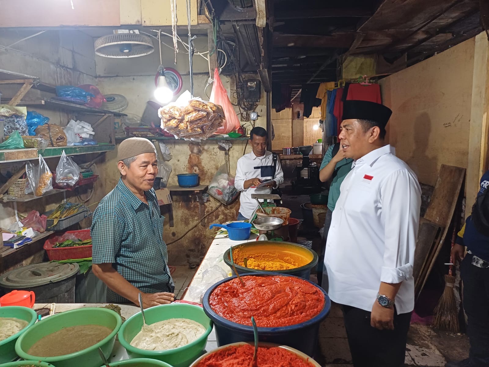 BERBINCANG: Calon Wakil Wali Kota Medan nomor urut 2, Abdul Rani berbincang dengan salah seorang pedagang bumbu di Pasar Pringgan.(Markus Pasaribu)