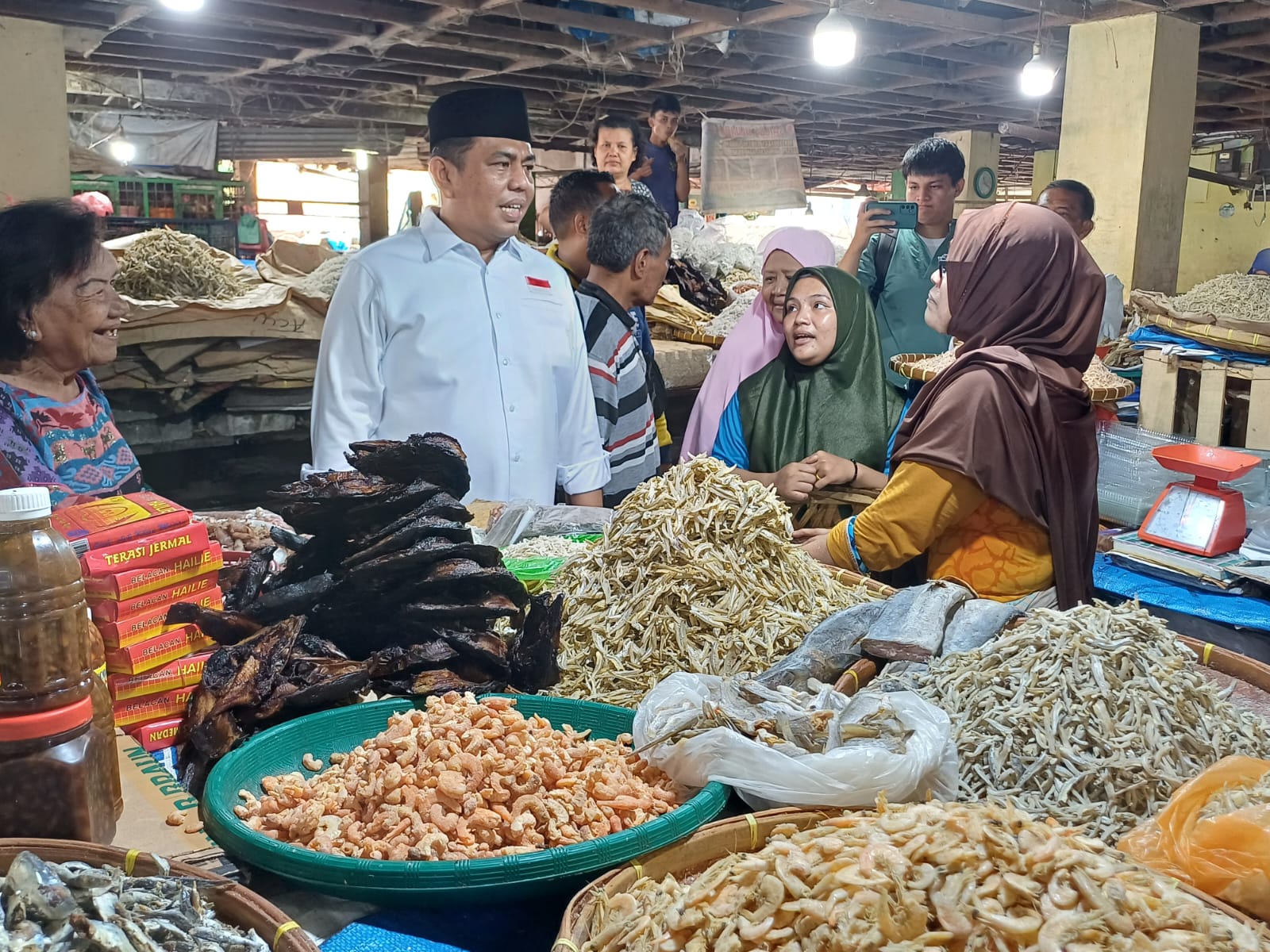 BERBINCANG:  Calon Wakil Wali Kota Medan nomor urut 2, Abdul Rani berbincang dengan salah seorang pedagang Teri Medan di Pasar Pringgan. Foto :Markus Pasaribu/SUMUT POS