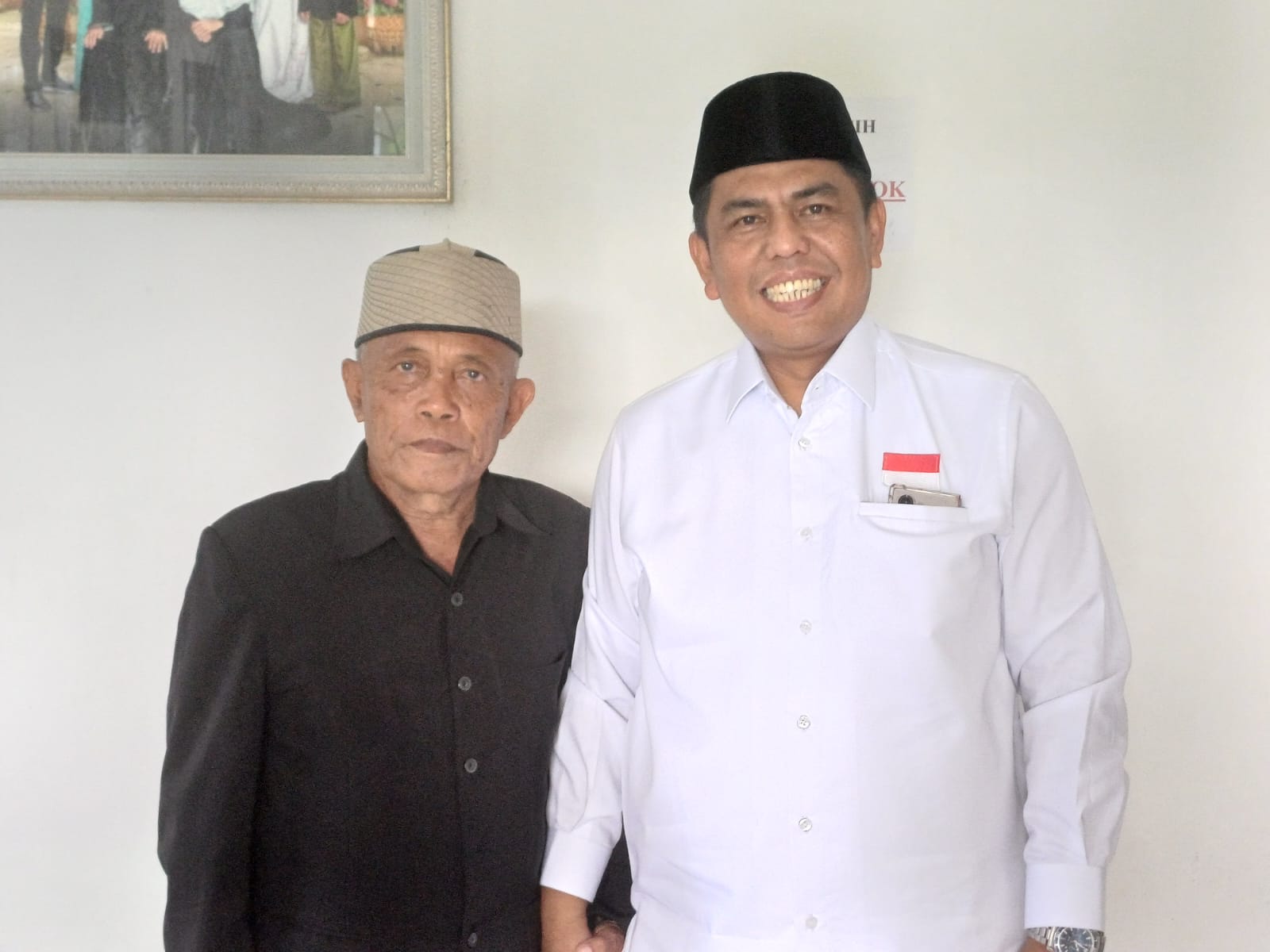 BERKUNJUNG: Calon Wakil Wali Kota Medan nomor urut 2, Abdul Rani saat berkunjung ke rumah tokoh agama sekaligus tokoh masyarakat Medan Utara, Ustaz Samsul. Foto (Markus Pasaribu/Sumut Pos)