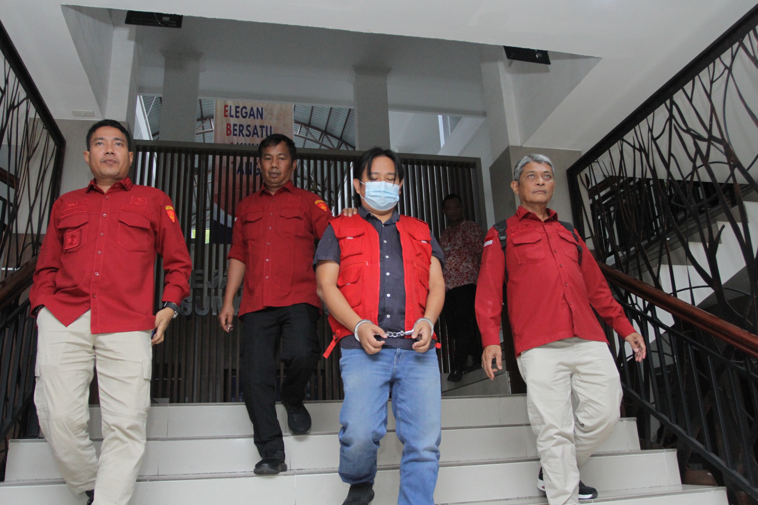 DITAHAN: Direktur CV Bangun Restu Bersama (BRB), JC (tengah) ditahan kejaksaan usai ditetapkan tersangka dugaan korupsi di Angkasa Pura II Kualanamu, Rabu (9/10). AGUSMAN/SUMUT POS
