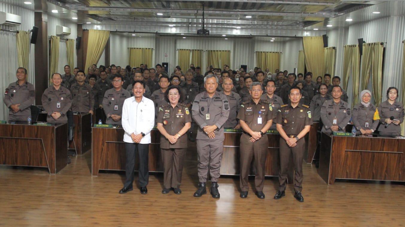 PENILAIAN: Tim verifikasi zona integritas melakukan penilaian terhadap Kejatisu menuju WBK, Kamis (10/10). ISTIMEWA/SUMUT POS