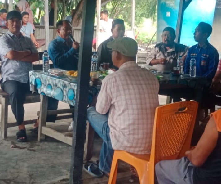 NGOPI BARENG: Cabup Nomor urut 1, Darma  Wijaya saat ngopi bareng bersama warga di warung pak Ajis. ( FADLY/SUMUT POS )