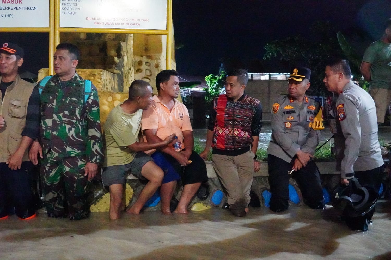 PIMPIN: Kapolres Tebingtinggi AKBP Simon P Sinulingga didampingi Pj Wali Kota Tebingtinggi Moettaqien Hasrimi pimpin pencarian orang hanyut sekaligus pantau kondisi banjir kiriman Sungai Bahilang.