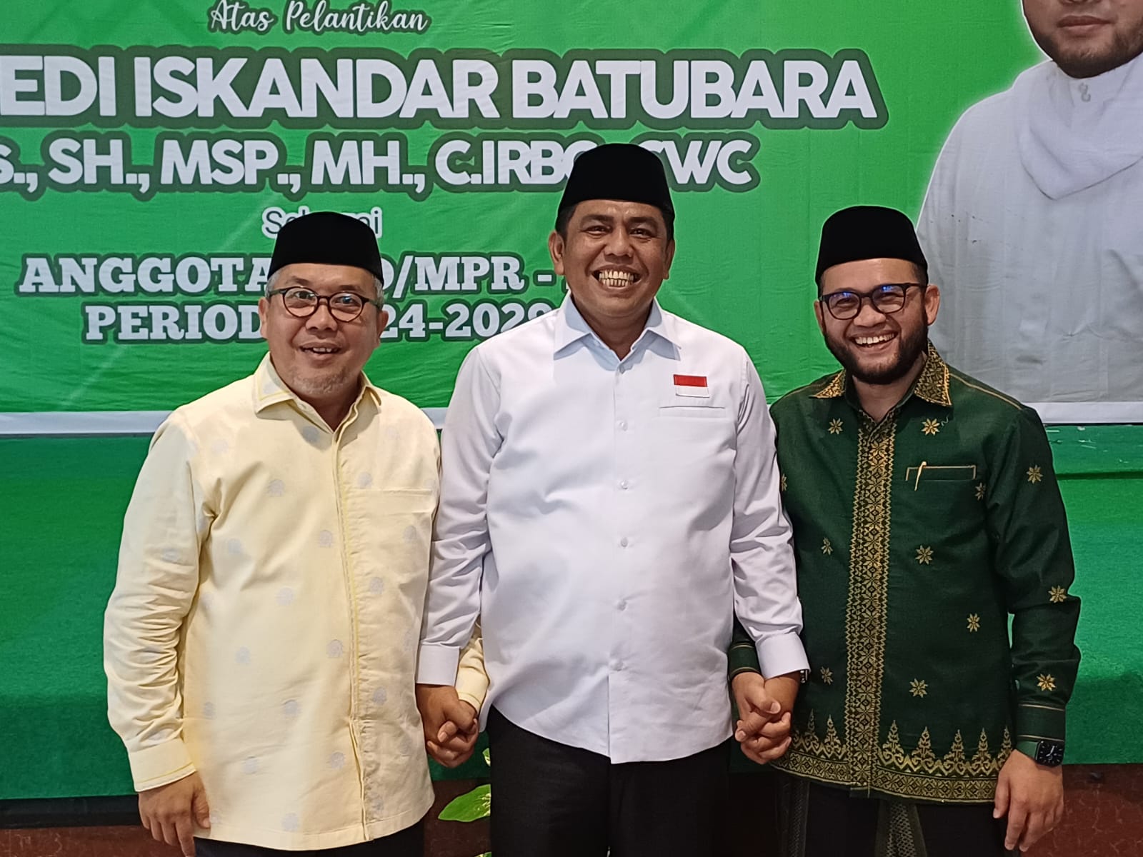 Calon Wakil Wali Kota Medan nomor urut 2, Abdul Rani (tengah) bergenggaman tangan dengan Ketua PW Al Jam&rsquo;iyatul Washliyah Sumut, Dedi Iskandar Batubara (kanan) dan Ketua PD Al Jam&rsquo;iyatul Washliyah.